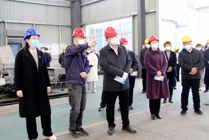 馬村區委書(shū)記師少輝，區委副書(shū)記、區長(cháng)王婕等人到演風(fēng)公司進(jìn)行調研